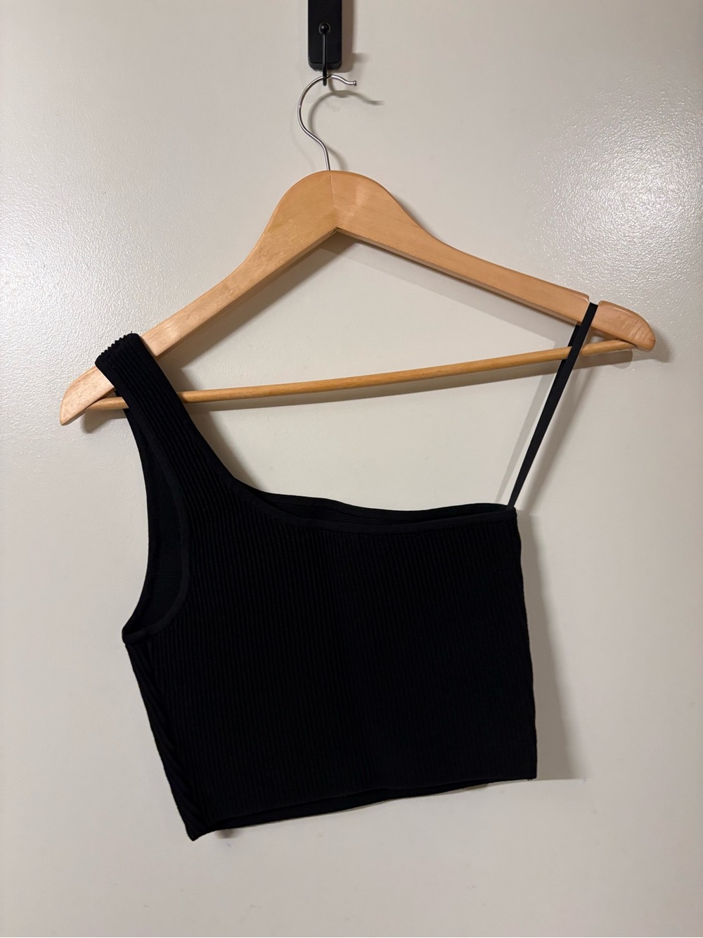 Aritzia Black One-Shoulder Ribbed Crop Top - Women